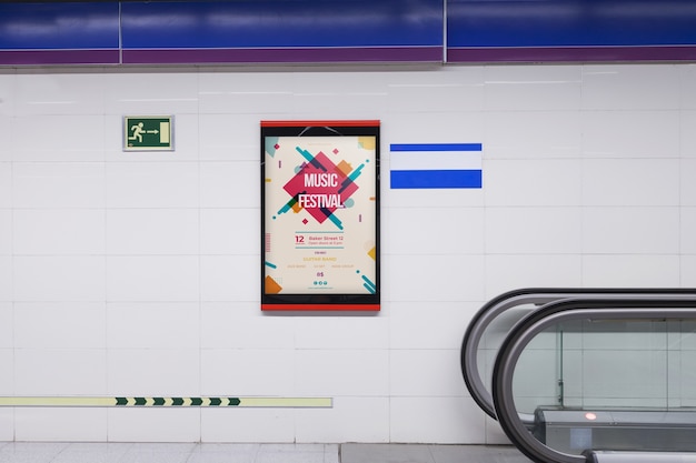 PSD mockup cartellone pubblicitario nella stazione della metropolitana