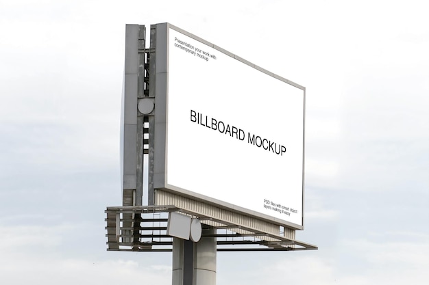 PSD Мокет рекламного щита с небесным фоном