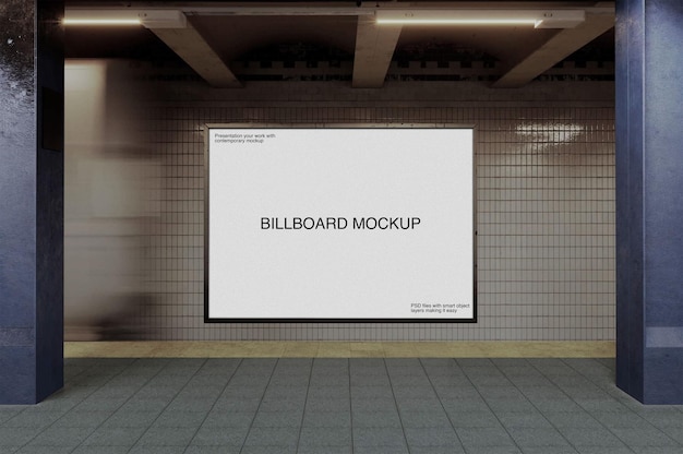 Billboard na białej ceramicznej ścianie