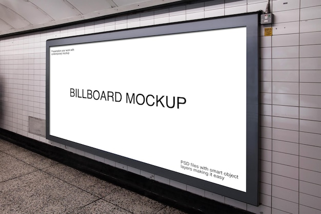 PSD billboard op een witte stationsmuur