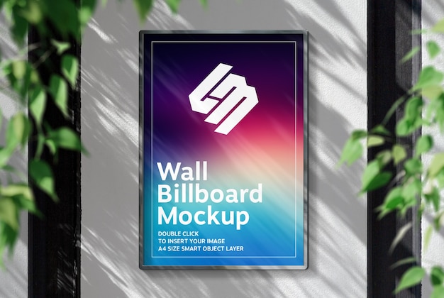 Billboard opknoping op zonnige muur mockup