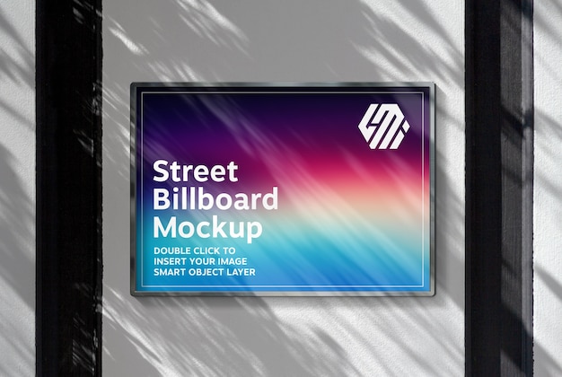 Billboard opknoping op zonnige muur mockup