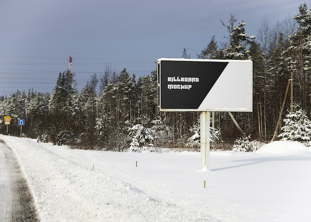 PSD un cartellone su una strada innevata nella neve