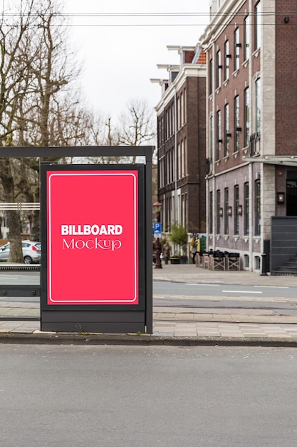 Billboard teken op straat buiten een gebouw