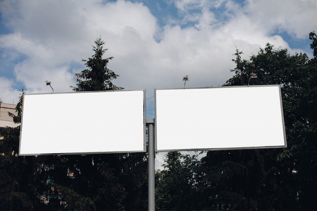Billboard z pustą powierzchnią do reklamy