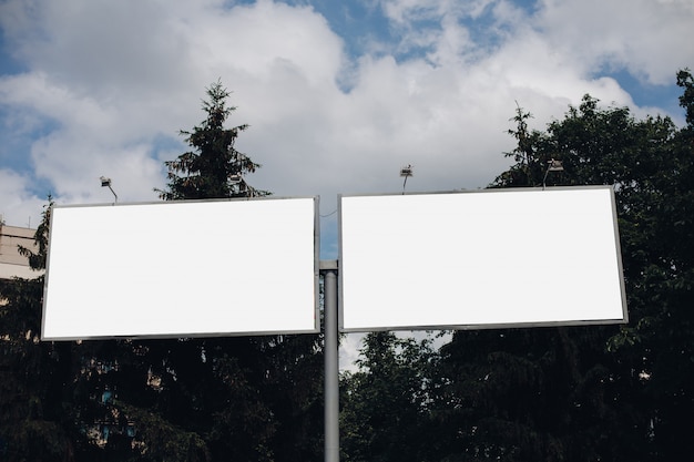 Billboard Z Pustą Powierzchnią Na Reklamę