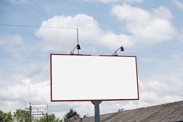 PSD billboard z pustą powierzchnią na reklamę