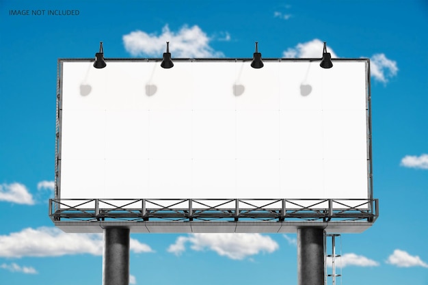 Billboard z pustą przestrzenią na tle jasnego niebieskiego nieba
