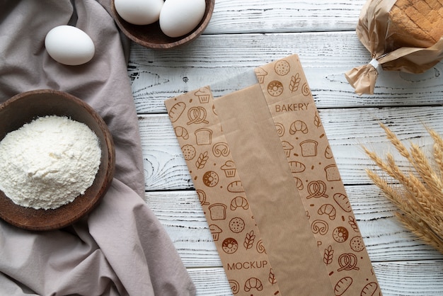 PSD mockup di confezionamento di pane biologico su tavola di legno