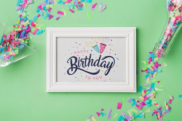 PSD compleanno cornice mock-up con coriandoli