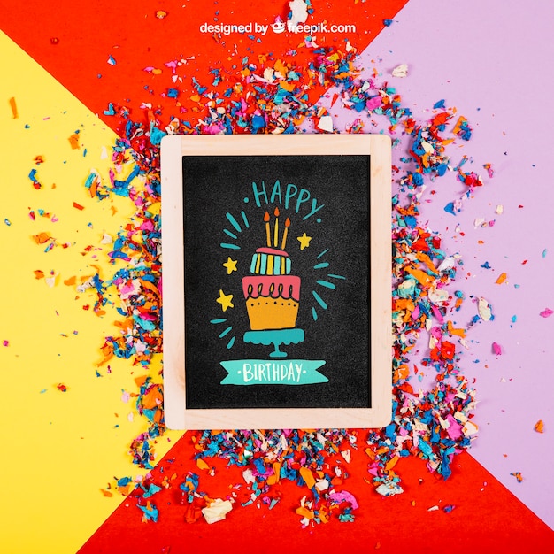 Mockup di compleanno con ardesia e coriandoli