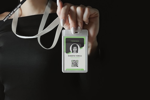 PSD biznes kobieta trzyma makieta plastikowej karty identyfikacyjnej
