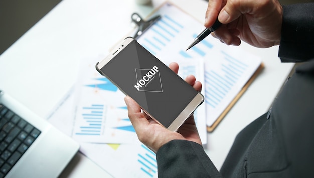 Biznesmen pracuje z telefonu komórkowego mockup