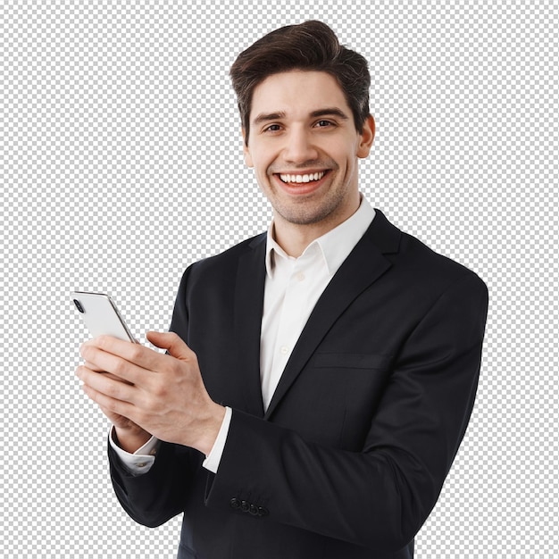 Biznesmen w czarnym garniturze używający telefonu komórkowego stojący ze smartfonem i patrzący na przednią uśmiechniętą białą ścianę