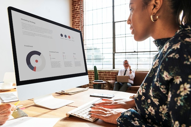 PSD black businesswoman working on a computer