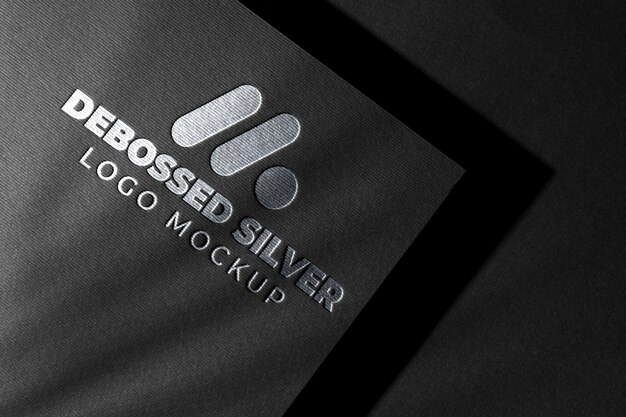 Mockup di logo argento in cartone nero