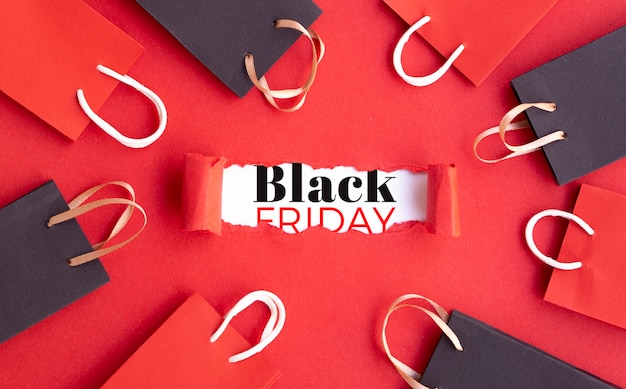 Concetto di black friday su fondo rosso