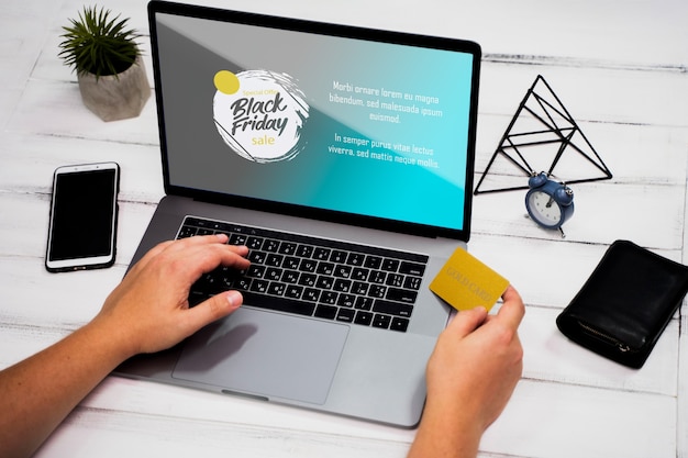 Concetto di black friday con laptop mock-up