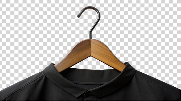 PSD appesa nera su camicia nera isolata su uno sfondo trasparente