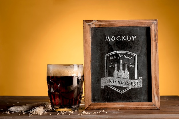 Boccale di birra nero con cornice mock-up