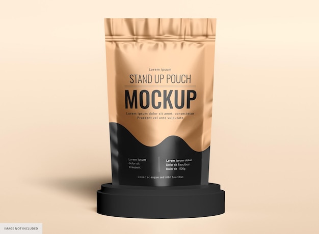 Черный пакет Matte Plastic Paper Pouch Bag Mockup на черном подиуме