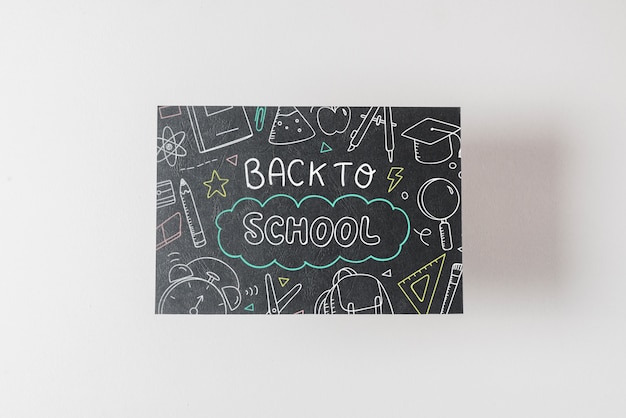 Mockup di carta nera con il concetto di ritorno a scuola