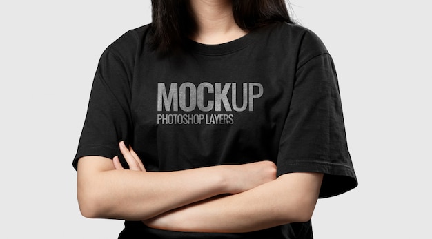 PSD mockup realistico t-shirt nera