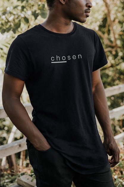 PSD アフリカ系アメリカ人男性モデルの黒tシャツモックアップtシャツpsd