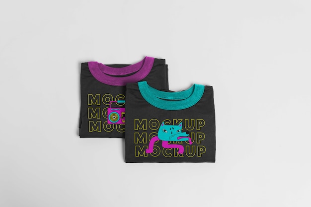 白い背景の上面図に黒のTシャツ