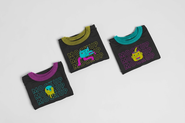 白い背景の上の黒いTシャツ