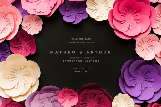 紙の花と黒の結婚式の招待状