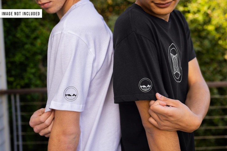 PSD 黒と白のシャツのモックアップ