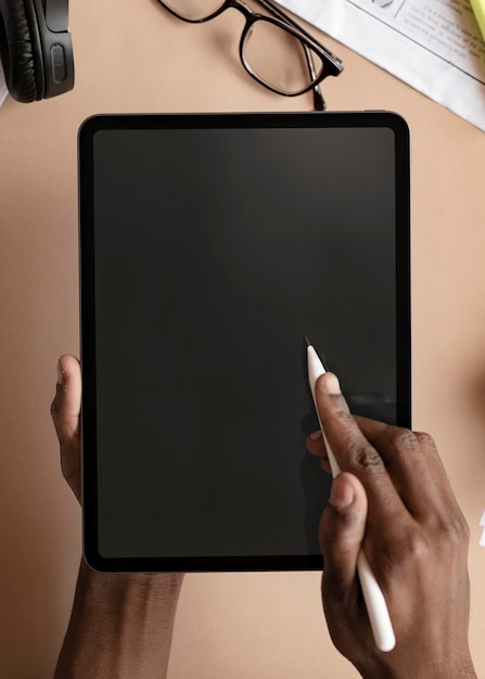 Donna di colore che utilizza un mockup di tablet digitale