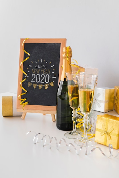 PSD シャンパンのグラスと黒板のモックアップ