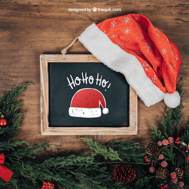 PSD mockup di cappello di lavagna e santa con design christmtas