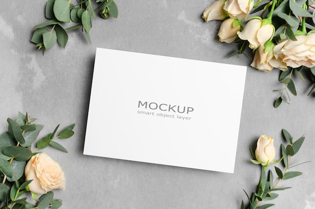 Blanco bewaar de datum kaart mockup met rozen bloemen