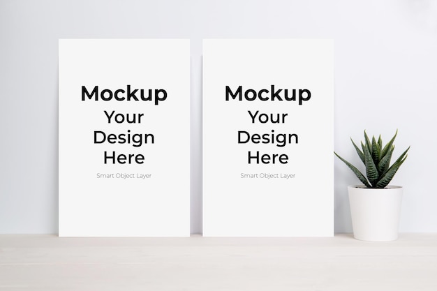 PSD blanco vel papier mockup en planten op houten tafel