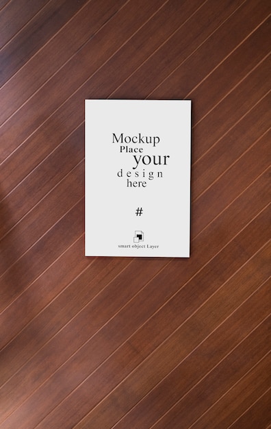 Mockup di carta bianca sul pavimento di legno