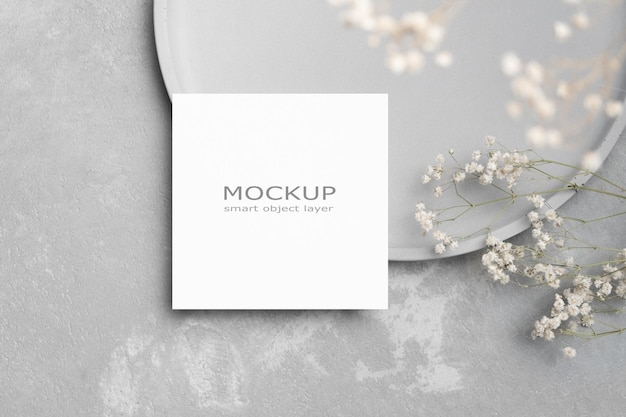 PSD blank vierkante papieren kaart mockup met bloemen decor