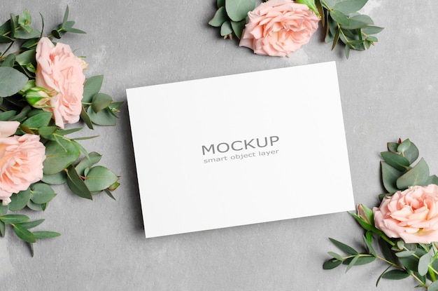バラの花を持つ空白の結婚式の招待カードのモックアップ