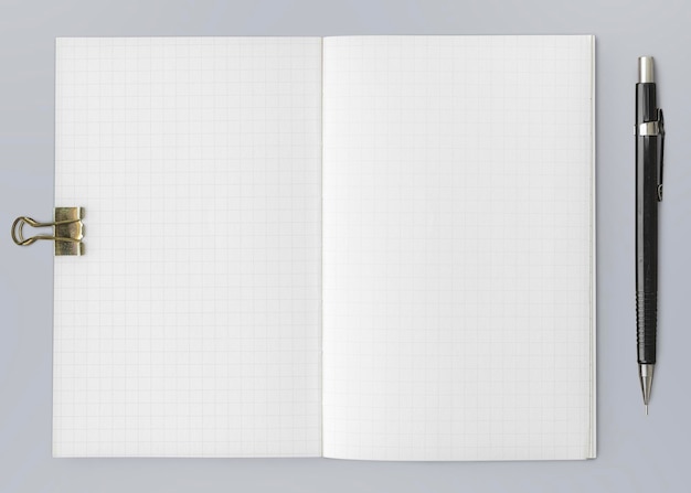 Blanke gewone notitieboekpagina met stationaire mockup