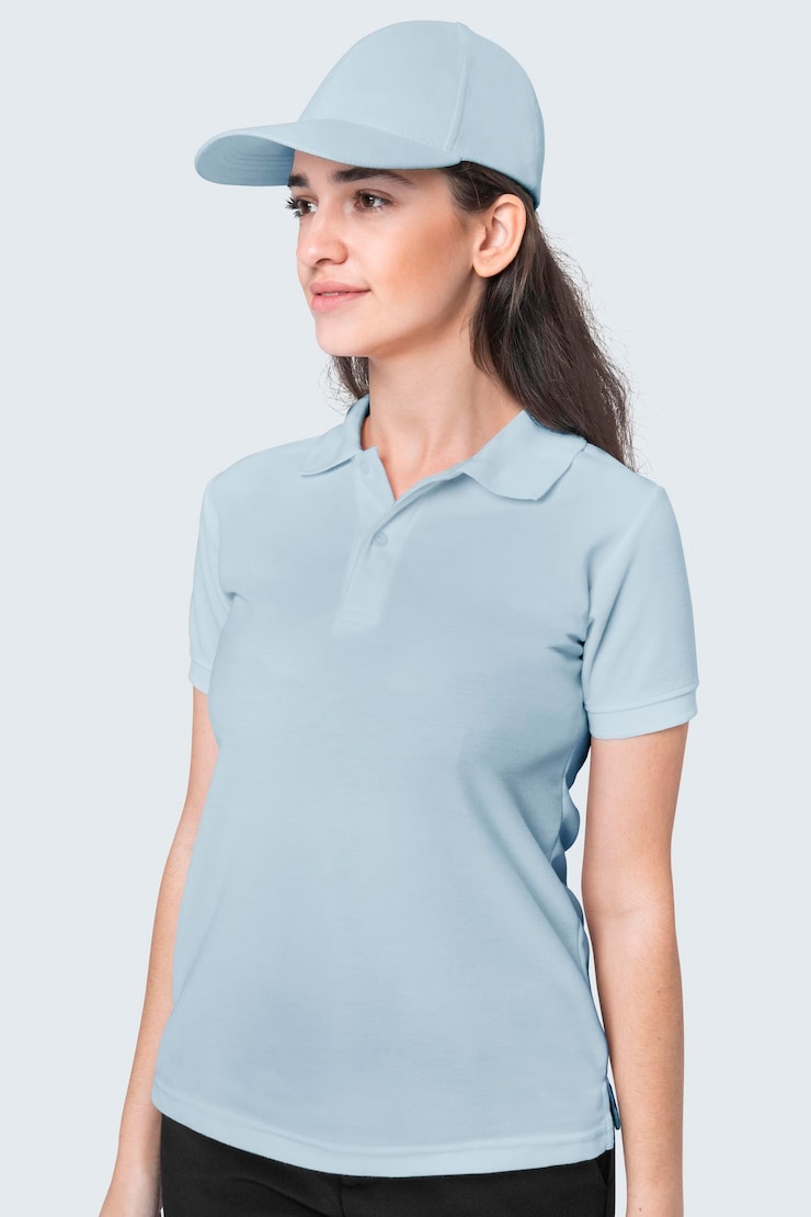PSD blauw polo shirt mockup psd vrouwen kleding studio shoot