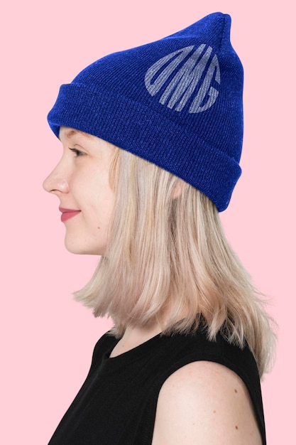 PSD blauwe beanie mockup psd met omg graphic street teen’s fashion shoot