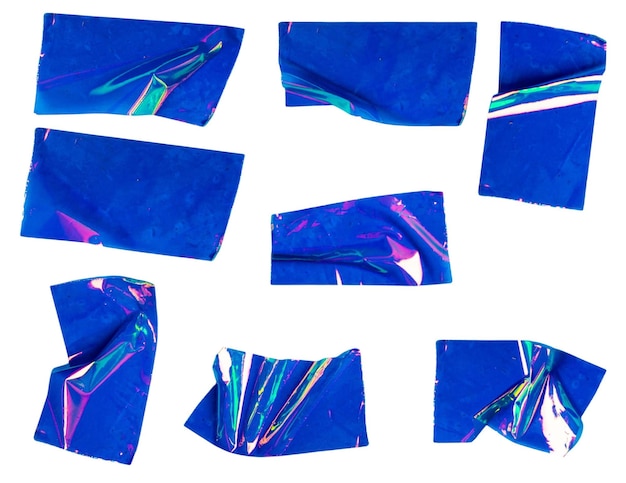 Blauwe iriserende tape stukken op een witte achtergrond