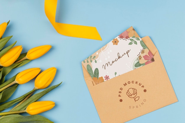 Bloemstuk met mock-up envelop