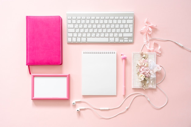 Desktop della ragazza di blogger. modello. cornice rosa