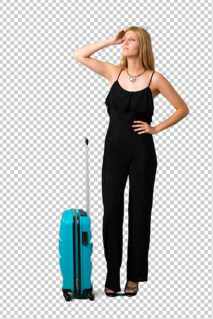 PSD blond dziewczyna podróżuje z jej walizką ma wątpienia iz confuse twarzy wyrażeniem