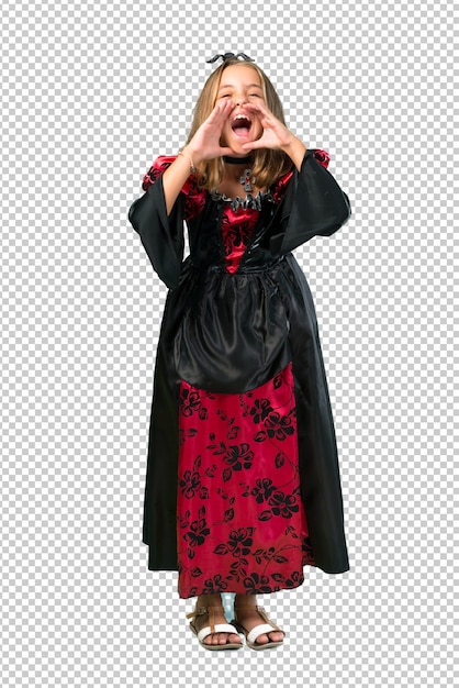 ハロウィーンの休日のために吸血鬼として服を着たブロンドの子供は、口を大きく開いて叫ぶ