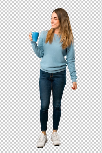 PSD blondevrouw met blauw overhemd die een hete kop van koffie houden