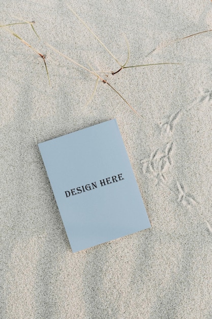 Blue Book on Beach Sand ontspannende kustmockup PSD
